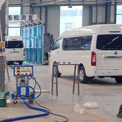 汽車使用聚氨酯發(fā)泡機進行保溫作業(yè)